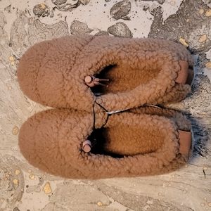 URBAN OUTFITTERS Brown slippers size Large NWT